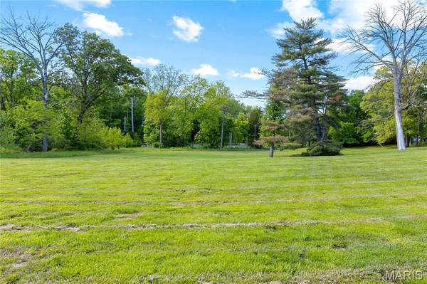 900 Weidman RD, Town And Country, MO 63017