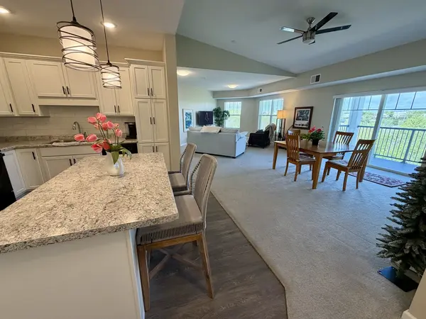 2592 MIDDLE RD #315, Bettendorf, IA 52722