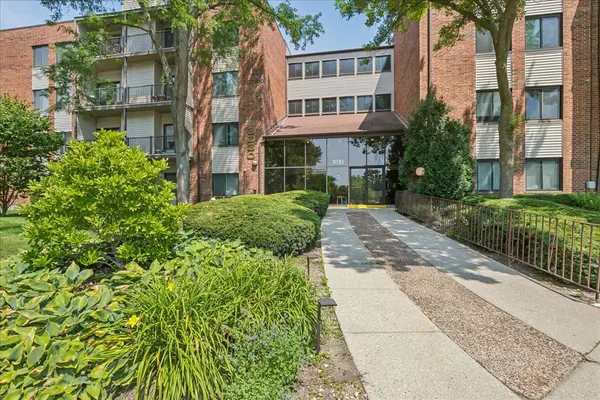 3030 Pheasant Creek DR #103, Northbrook, IL 60062