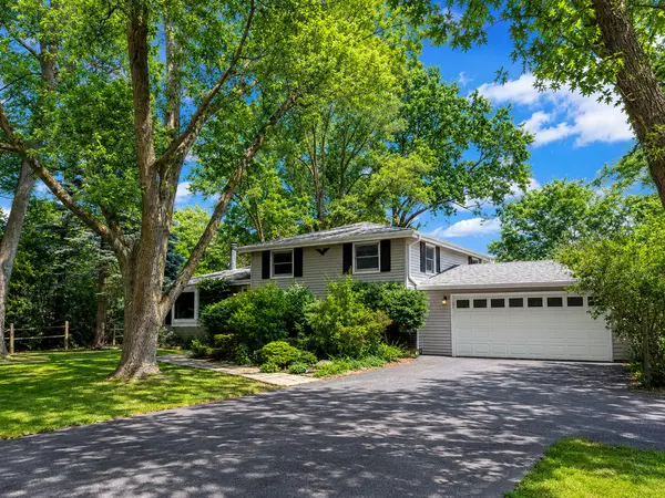 8 E Rollins RD, Round Lake Beach, IL 60073