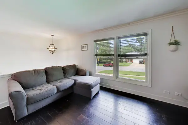 2167 Midhurst RD, Downers Grove, IL 60516