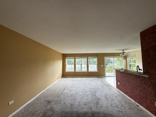 444 Badger LN, Oswego, IL 60543