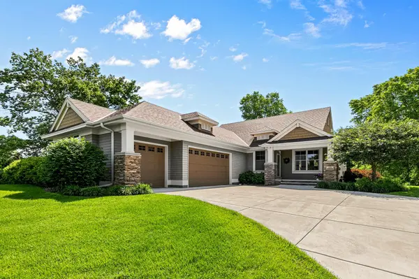 15 Hawthorne CT, North Oaks, MN 55127