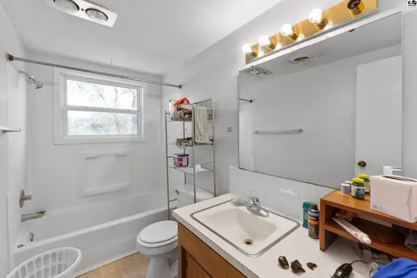 806 S Edwards, Moundridge, KS 67107