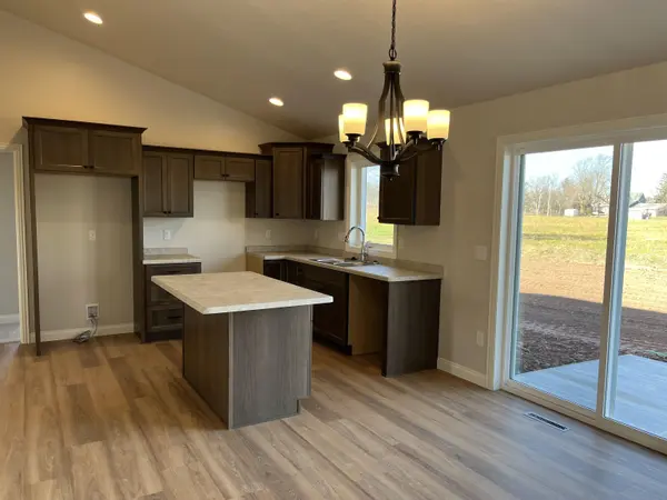 1515 CAROLINE DR, New London, WI 54961-7319