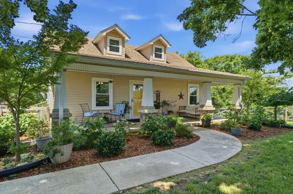1300 Oak Grove Rd,  Dickson,  TN 37055