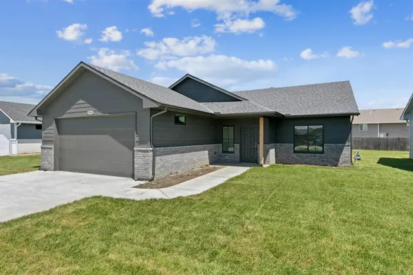 8968 E Forbes Cir, Bel Aire, KS 67226