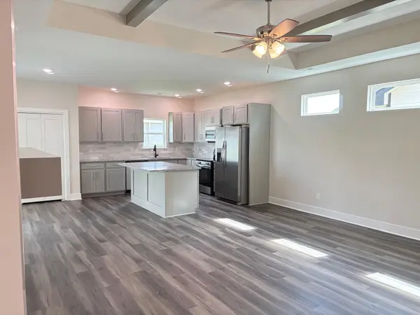 8980 E FORBES CIR, Bel Aire, KS 67226
