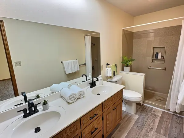 1232 N Tucker ST, Nevada, MO 64772