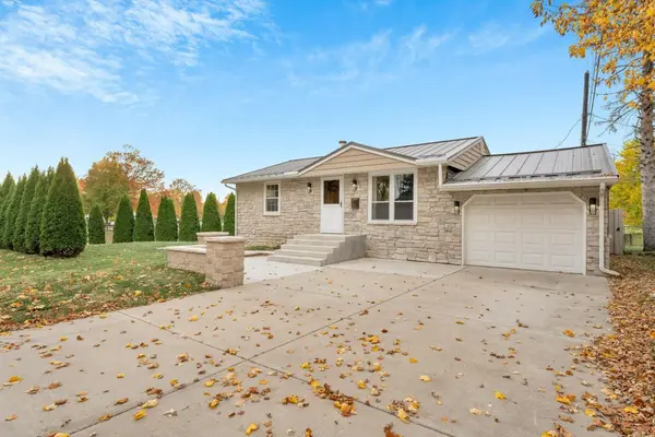 1607 Northwood CT, Valparaiso, IN 46383