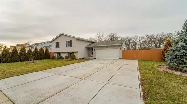 758 W 65th LN, Merrillville, IN 46410