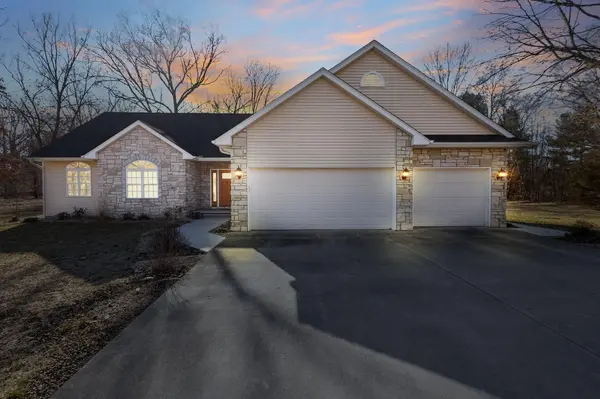 11366 N Oak CT, Wheatfield, IN 46392