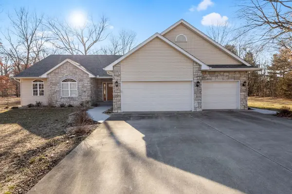 11366 N Oak CT, Wheatfield, IN 46392