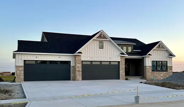 9241 Iris DR, St. John, IN 46373