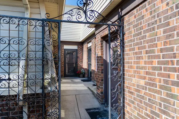 932 Monterrey CT #B, Crown Point, IN 46307