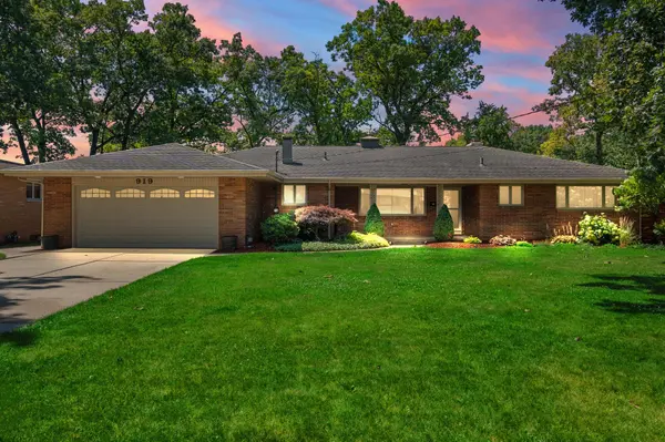 919 Lake George DR, Hobart, IN 46342