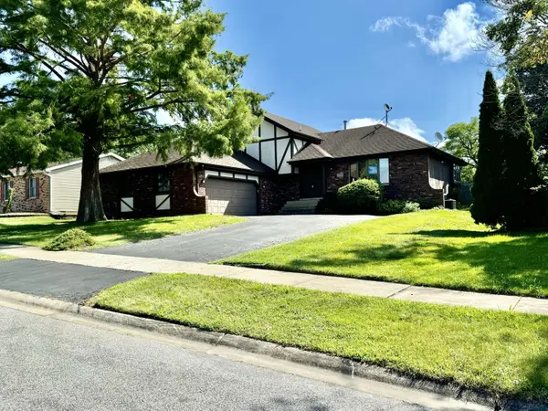 2325 Foliage LN, Dyer, IN 46311