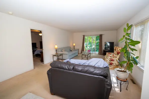 10 Victoria CIR, La Porte, IN 46350