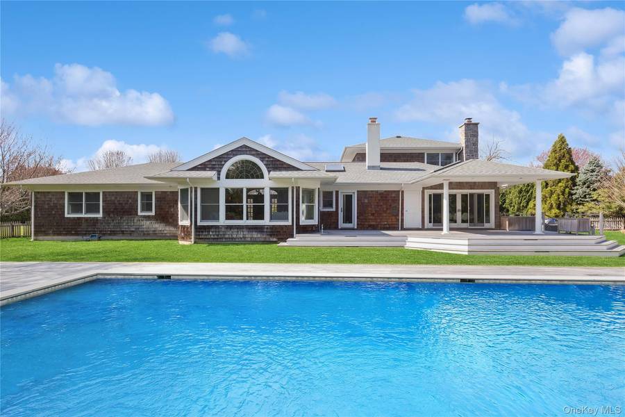 8 Niamogue LN, Quogue, NY 11959