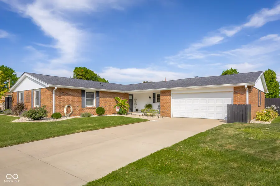 4520 Woodcrest DR, Columbus, IN 47203