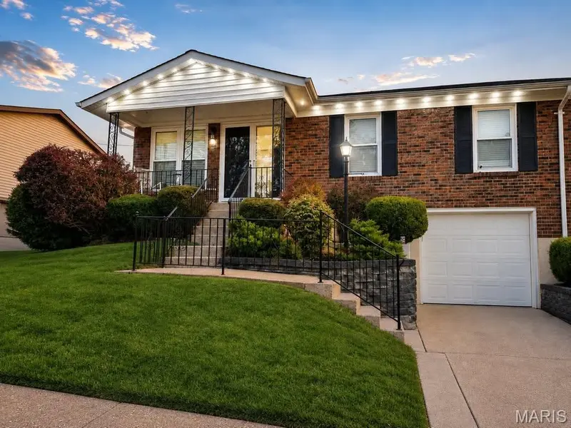 4260 Martyridge DR, St Louis, MO 63129