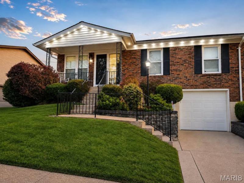 4260 Martyridge DR, St Louis, MO 63129