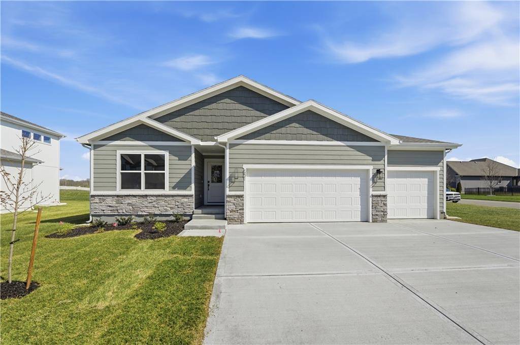 501 SW Newport DR, Blue Springs, MO 64014