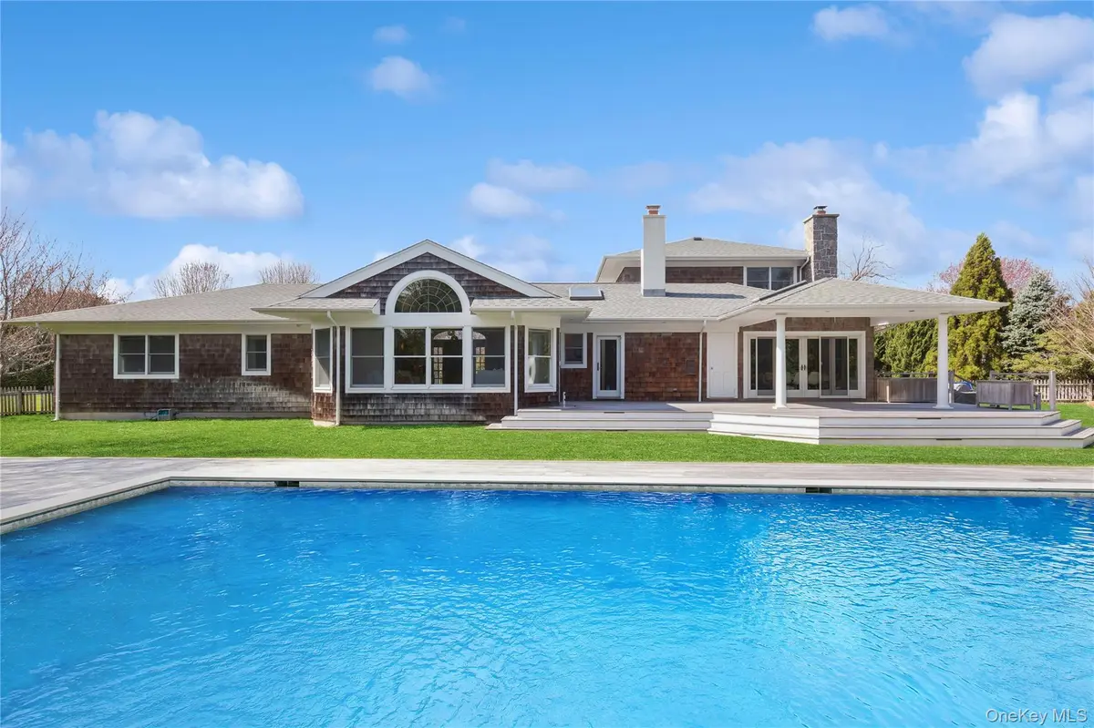 8 Niamogue LN, Quogue, NY 11959