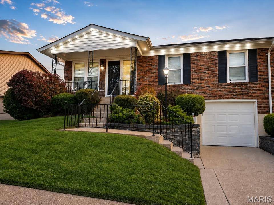 4260 Martyridge DR, St Louis, MO 63129