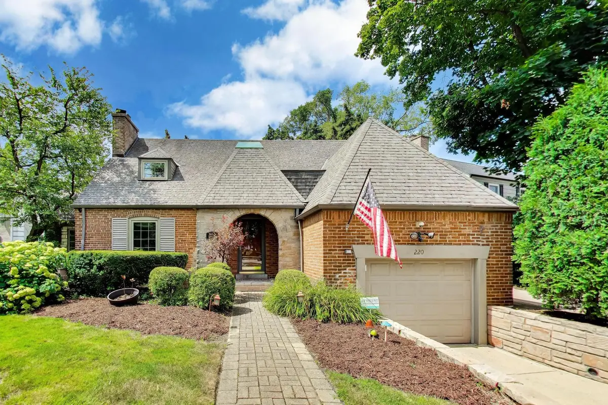 220 Northwood RD, Riverside, IL 60546