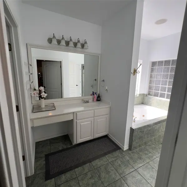 310 E 10th ST, Elgin, TX 78621