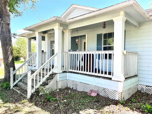 2105 W Gillis Ave, Cameron, TX 76520