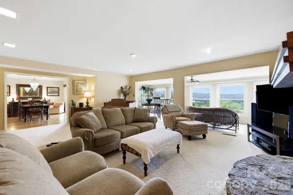 16 Audubon DR, Asheville, NC 28804
