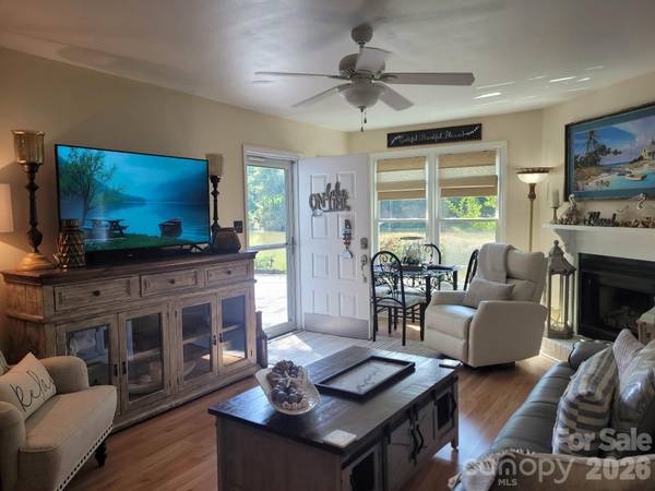 2200 6th ST NW #3B, Hickory, NC 28601
