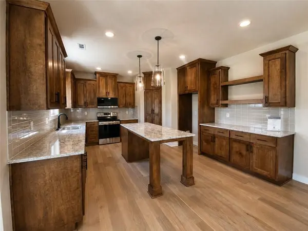 18901 W 193rd TER, Spring Hill, KS 66083