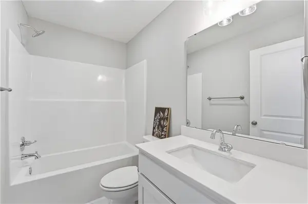 501 SW Newport DR, Blue Springs, MO 64014