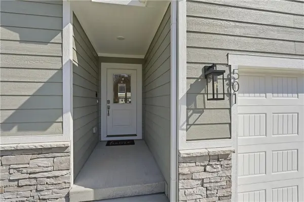 501 SW Newport DR, Blue Springs, MO 64014