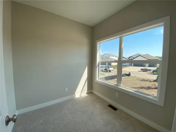 18970 W 193rd TER, Spring Hill, KS 66083