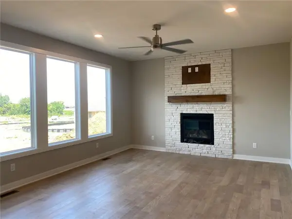 18970 W 193rd TER, Spring Hill, KS 66083