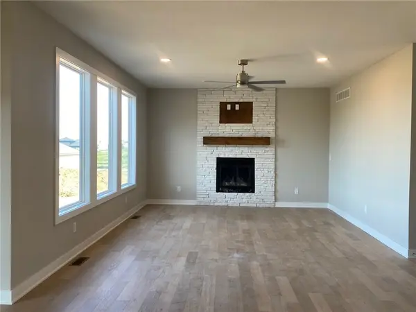 18970 W 193rd TER, Spring Hill, KS 66083