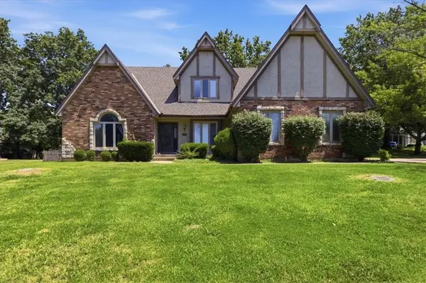 2227 SW Park avenue CIR, Blue Springs, MO 64014
