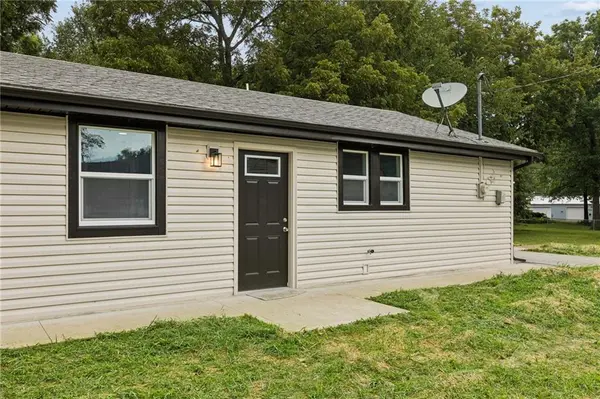 623 E 7th ST, Tonganoxie, KS 66086