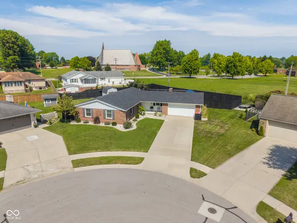 4520 Woodcrest DR, Columbus, IN 47203