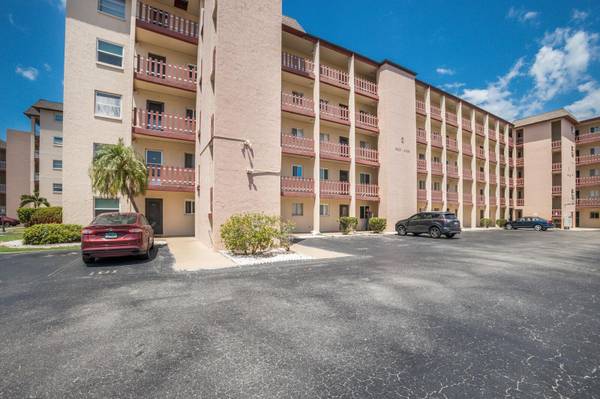 4015 LAKE BAYSHORE DR #108, Bradenton, FL 34205