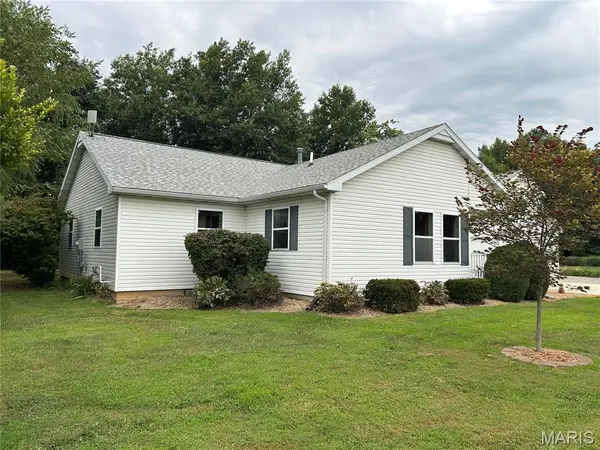 102 Country LN, Vandalia, IL 62471