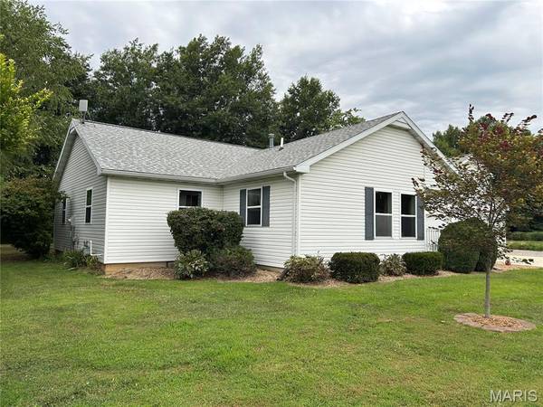 102 Country LN, Vandalia, IL 62471