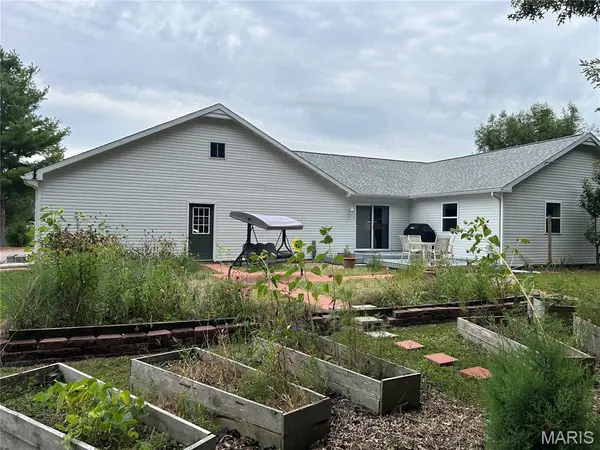 102 Country LN, Vandalia, IL 62471