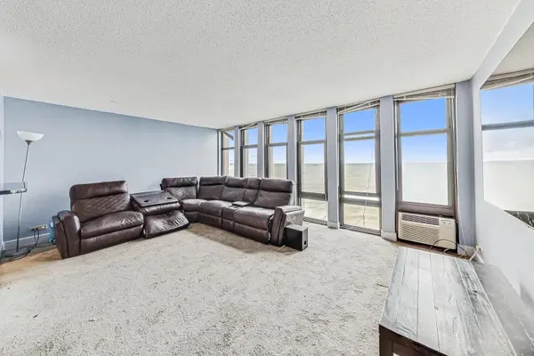 6700 S South Shore DR #17B, Chicago, IL 60649