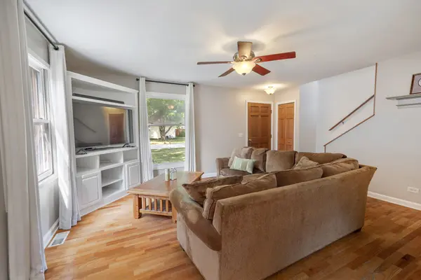 33 Woodbine DR, Crystal Lake, IL 60014