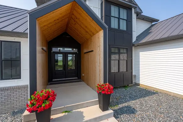 5492 Tucker TRL, Bettendorf, IA 52722